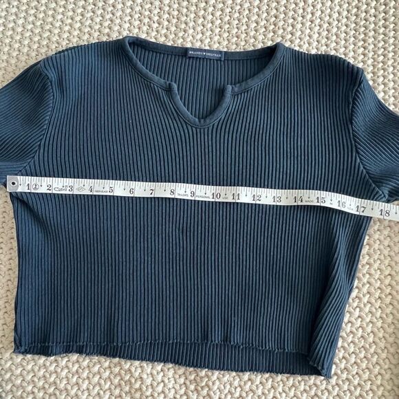 Brandy Melville Ribbed Split Neck Sweater Crop Top - Picture 6 of 7